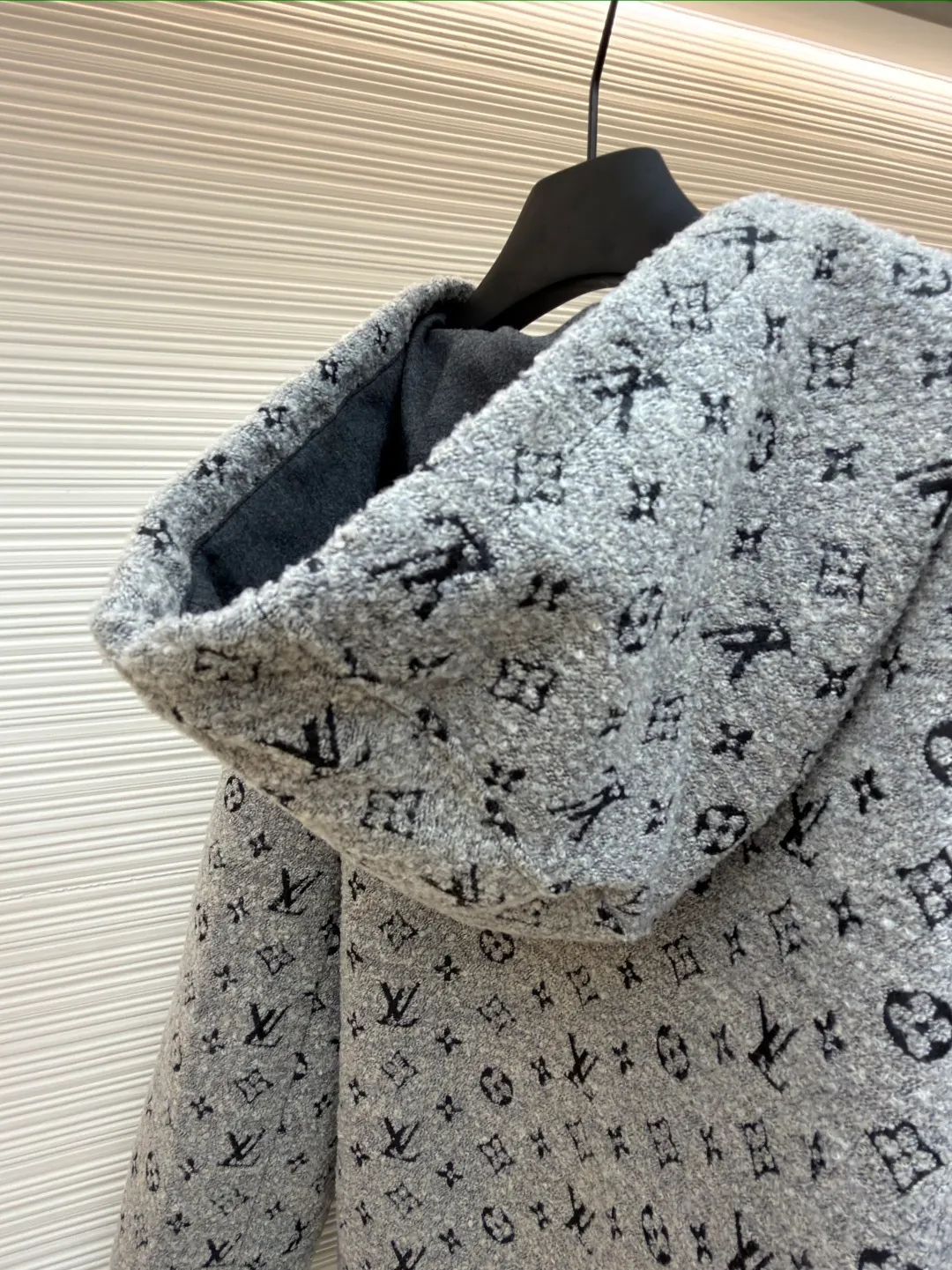 LOUIS VUITTON bouclé printed hooded zipper sweatshirt ●Original version: Purchased and developed by 36899 ●Item number: 1681759-C25 ●Fabric: cotton fabric ●Technology: Printing ●Color: gray ●Version: fitted version ●Weight: about 1325 grams ●Size: S-M-L-XL ●Description: Made of blended fleece fabric, treated with soft washing process, it feels soft and fluffy and has excellent warmth retention while avoiding pilling and deformation. The body of the garment is fully printed with the brand logo pattern, which is integrated through the jacquard weaving process. The pattern is clear and three-dimensional, not easy to fall off, and has both texture and recognition. The hooded design is equipped with drawstring details to suit different wear needs; the metal zipper opening and closing is both durable and decorative, and the zipper puller uses the brand's iconic metal parts to enhance sophistication. The fit is loosely cut, allowing you to wear it comfortably without restraint. The cuffs and hem are edged with the same fabric to ensure the stiffness of the fit. The stitching of the whole garment is neat and even, and the size is measured manually (an error of 1-3CM is normal). The craftsmanship balances the casual attributes and the brand's high-end style. It is a single item that has both practical wearability and style. The overall wiring is straight and delicate, the fabric is comfortable and soft, and the color is consistent without color difference. It can be matched with the same style to create a fashionable look and control various occasions. Customized accessories, complete with three standards, same style for men and women!